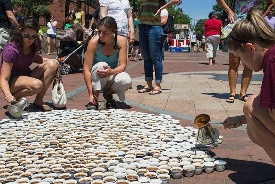 Srebrenitsa Katliamı'nın kurbanları kahveyle anılıyor
