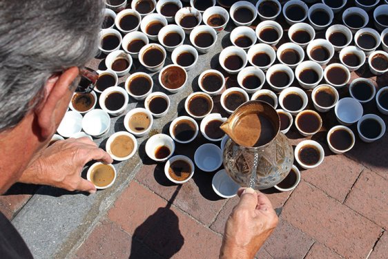 Srebrenitsa Katliamı'nın kurbanları kahveyle anılıyor