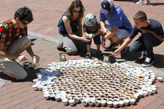 Srebrenitsa Katliamı'nın kurbanları kahveyle anılıyor