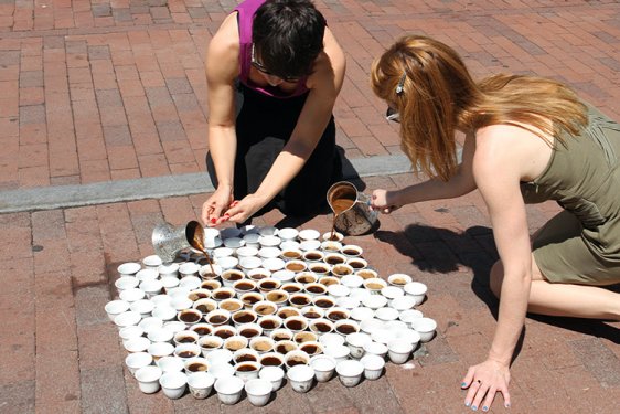 Srebrenitsa Katliamı'nın kurbanları kahveyle anılıyor