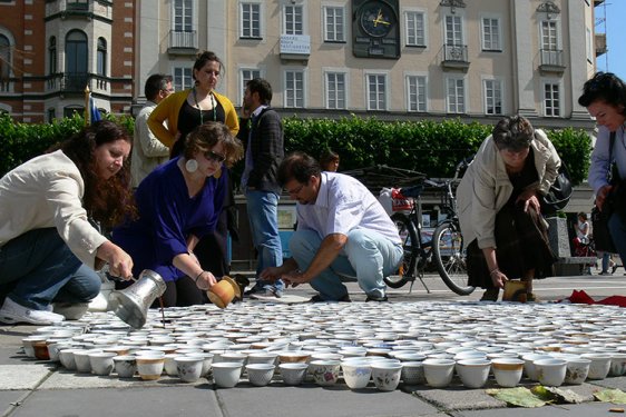 Srebrenitsa Katliamı'nın kurbanları kahveyle anılıyor