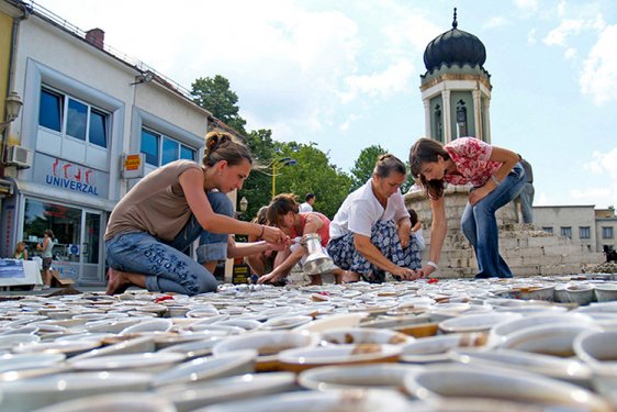 Srebrenitsa Katliamı'nın kurbanları kahveyle anılıyor