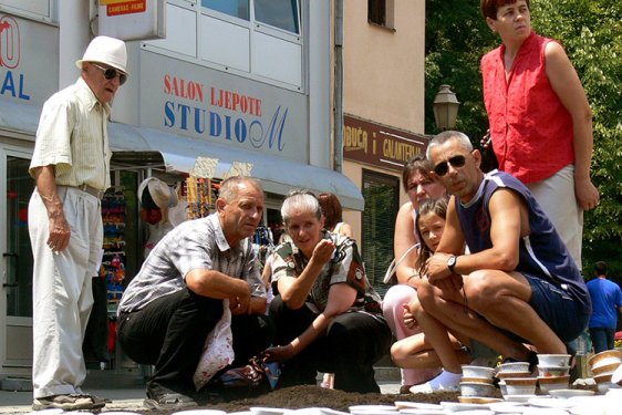 Srebrenitsa Katliamı'nın kurbanları kahveyle anılıyor