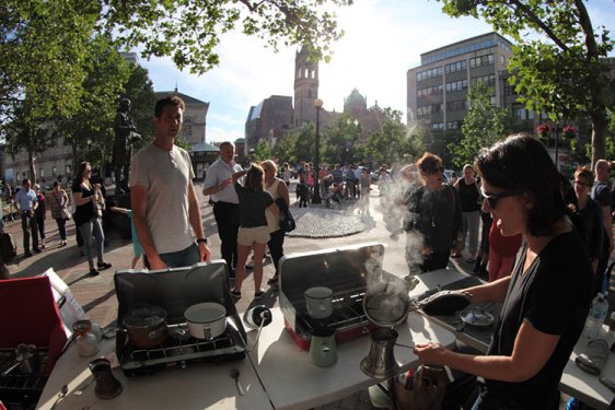 Srebrenitsa Katliamı'nın kurbanları kahveyle anılıyor