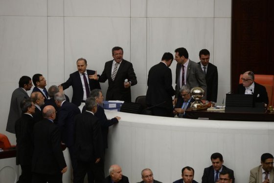 TBMM'de milletvekillerinden oturma eylemi