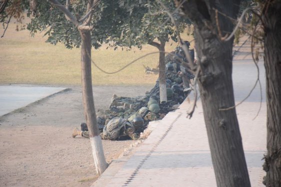 Taliban Pakistan'da 500 öğrenciyi rehin aldı