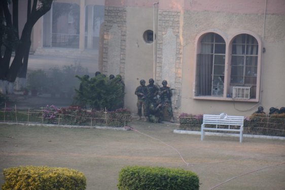 Taliban Pakistan'da 500 öğrenciyi rehin aldı