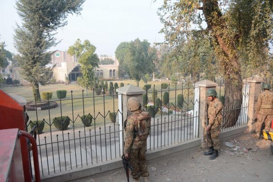 Taliban Pakistan'da 500 öğrenciyi rehin aldı