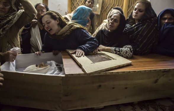 Taliban Pakistan'da 500 öğrenciyi rehin aldı