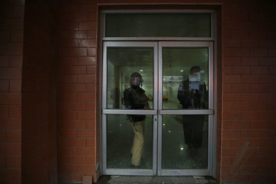 Taliban Pakistan'da 500 öğrenciyi rehin aldı