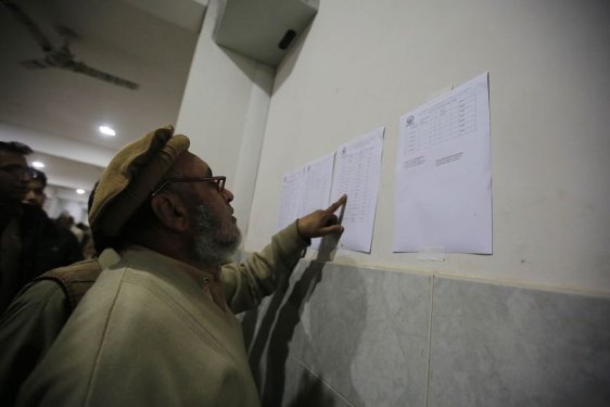 Taliban Pakistan'da 500 öğrenciyi rehin aldı