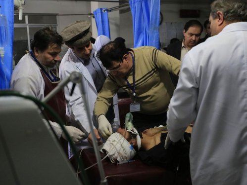 Taliban Pakistan'da 500 öğrenciyi rehin aldı