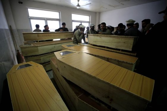 Taliban Pakistan'da 500 öğrenciyi rehin aldı