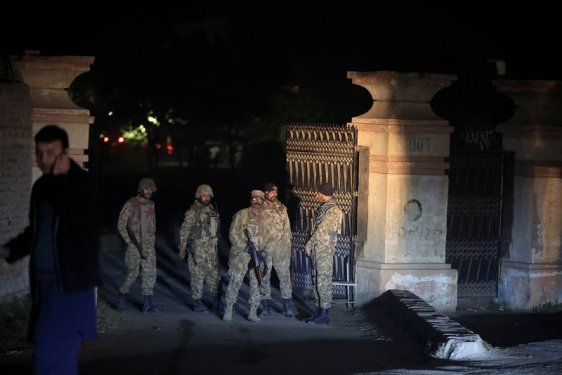 Taliban Pakistan'da 500 öğrenciyi rehin aldı