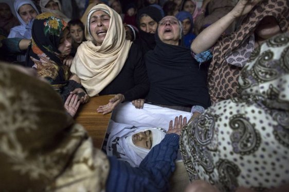 Taliban Pakistan'da 500 öğrenciyi rehin aldı