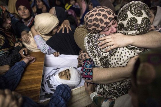 Taliban Pakistan'da 500 öğrenciyi rehin aldı