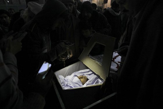 Taliban Pakistan'da 500 öğrenciyi rehin aldı