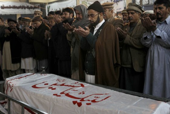 Taliban Pakistan'da 500 öğrenciyi rehin aldı