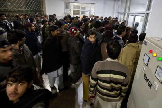 Taliban Pakistan'da 500 öğrenciyi rehin aldı