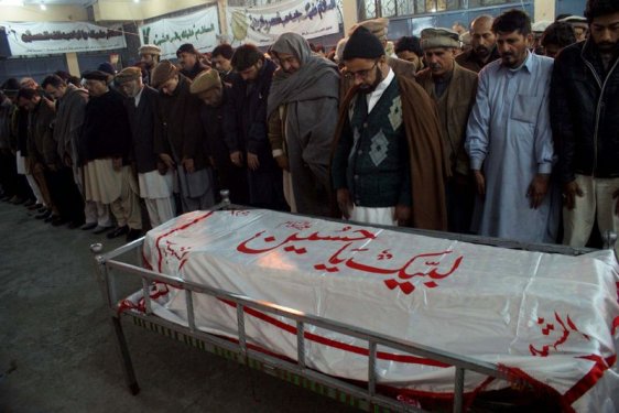 Taliban Pakistan'da 500 öğrenciyi rehin aldı