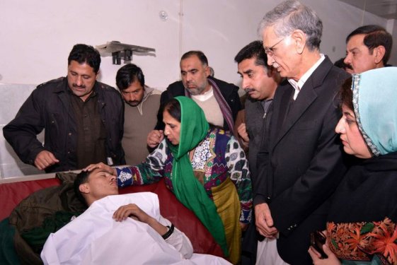 Taliban Pakistan'da 500 öğrenciyi rehin aldı