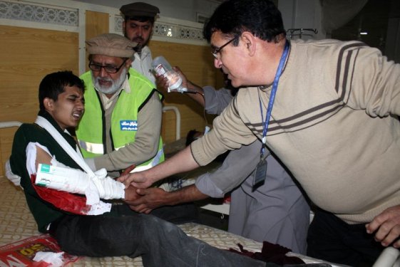 Taliban Pakistan'da 500 öğrenciyi rehin aldı