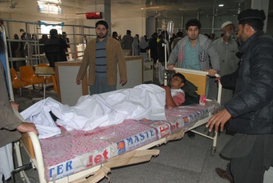 Taliban Pakistan'da 500 öğrenciyi rehin aldı