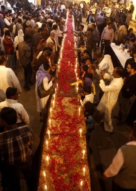 Taliban Pakistan'da 500 öğrenciyi rehin aldı