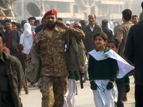 Taliban Pakistan'da 500 öğrenciyi rehin aldı