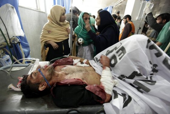 Taliban Pakistan'da 500 öğrenciyi rehin aldı