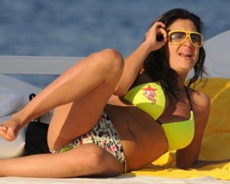 Tuğba Ekinci selülitim yok dedi sahnede striptiz yaptı