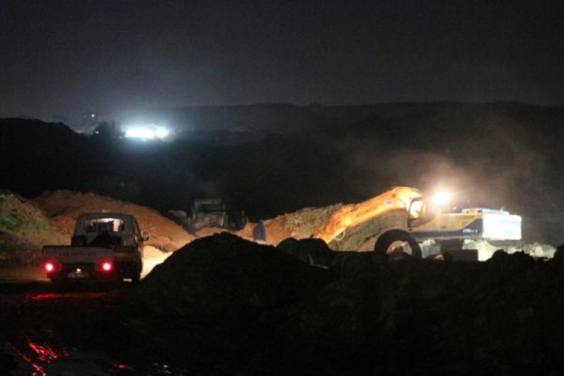 Tuzla'da kaçak kimyasal madde dökülen alan görüntülendi