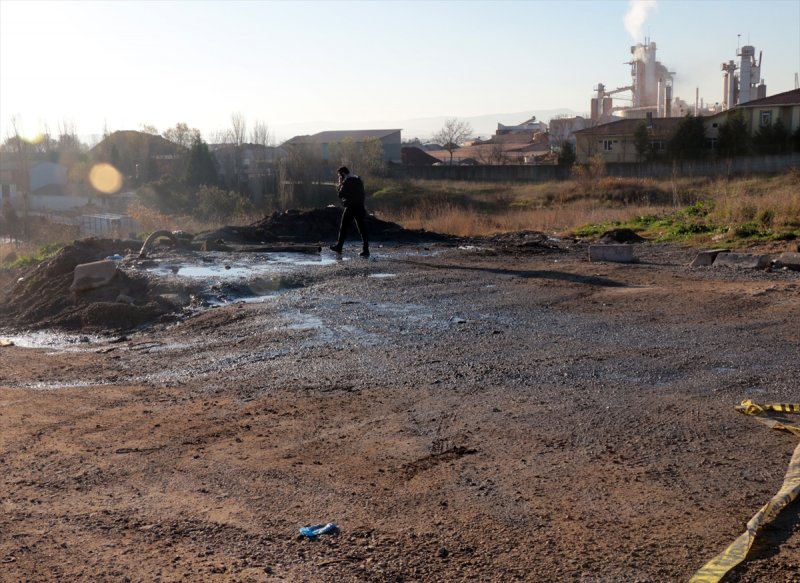 Tuzla'da kaçak kimyasal madde dökülen alan görüntülendi