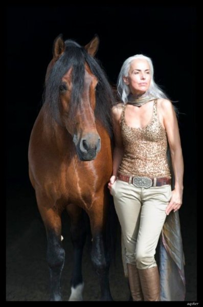 59 yaşındaki model Yasmina Rossi'nin fiziği görenleri şaşırtıyor 