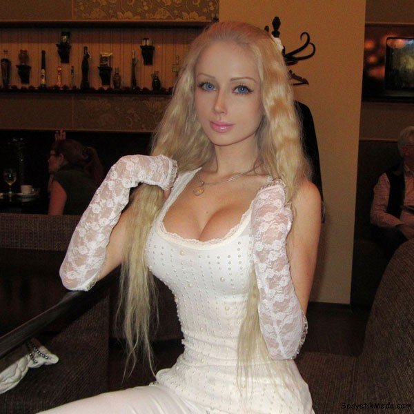 Barbie bebek  Valeria Lukyanova saldırıya uğradı