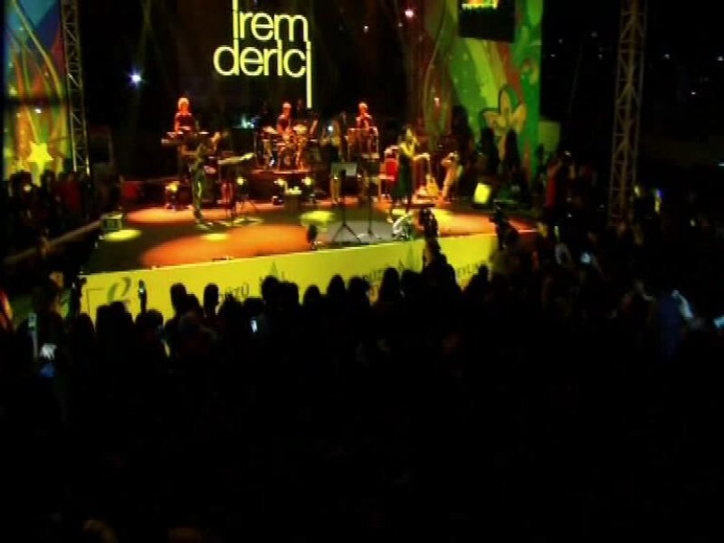 İrem Derici hayranlarını coşturdu