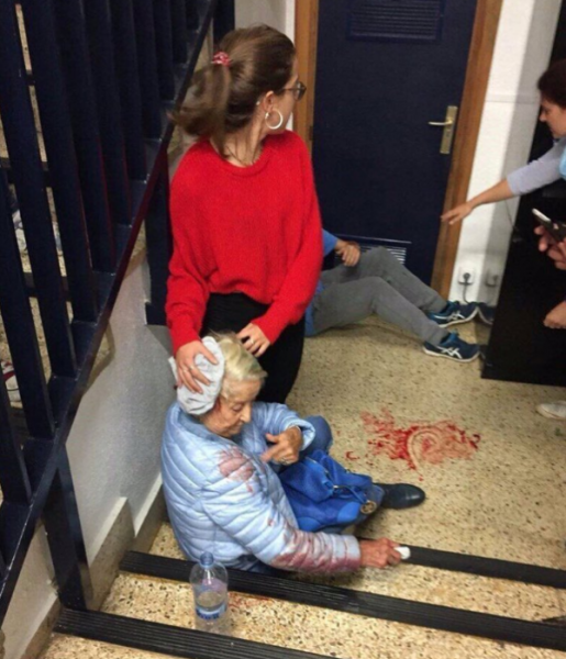 İspanyol polisi Barselona'da şiddet uygulamaya başladı