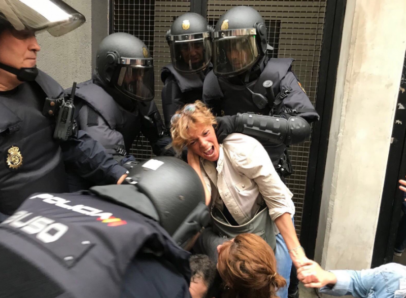 İspanyol polisi Barselona'da şiddet uygulamaya başladı