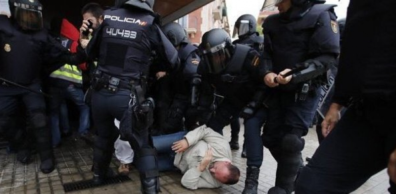 İspanyol polisi Barselona'da şiddet uygulamaya başladı