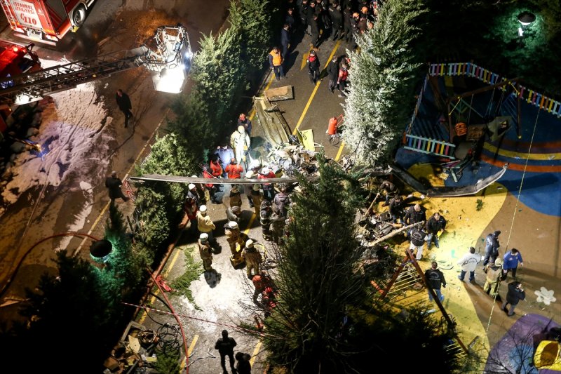 İstanbul'da askeri helikopter düştü