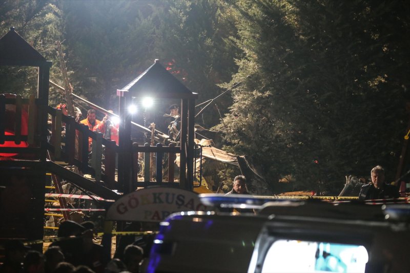 İstanbul'da askeri helikopter düştü