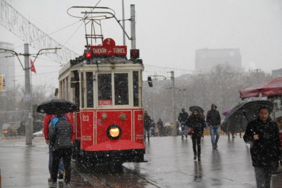 İstanbul'da kar yağışı etkili oldu
