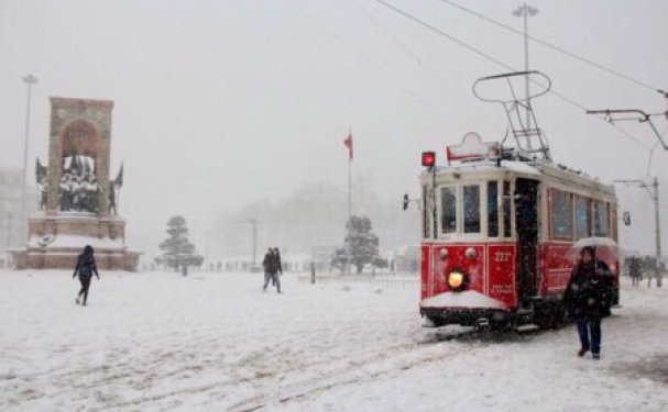 İstanbul'da kar yağışı hayatı olumsuz etkiledi