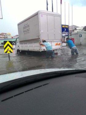 İstanbul'da sağanak yağmur etkisi