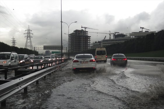 İstanbul'da sağanak yağmur etkisi