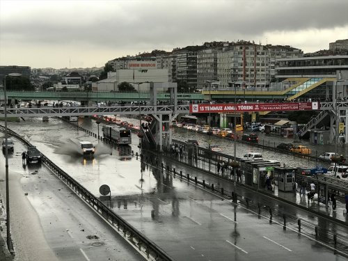 İstanbul'da sağanak yağmur etkisi