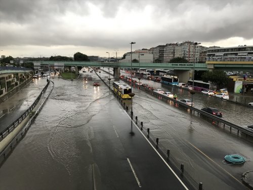 İstanbul'da sağanak yağmur etkisi