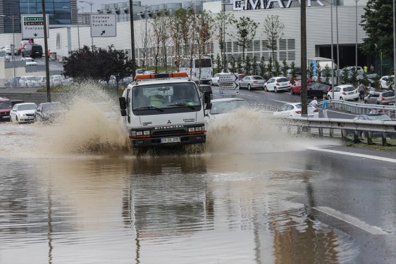 İstanbul'da sağanak yağmur etkisi