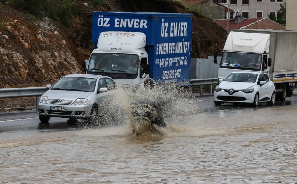 İstanbul'da sağanak yağmur etkisi