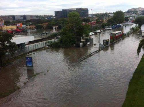 İstanbul'da sağanak yağmur etkisi